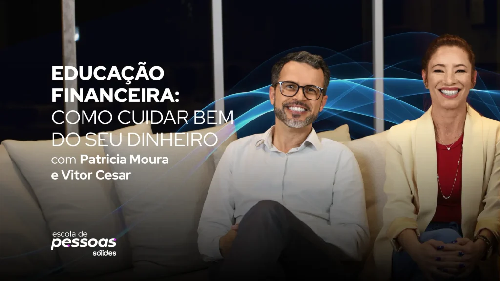 Professores Vitor César e Patrícia Moura ao lado do título do curso de Educação Financeira: como cuidar bem do seu dinheiro