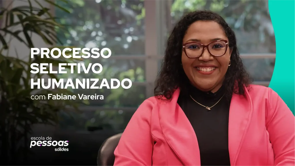 Professora ensinando sobre processo seletivo humanizado