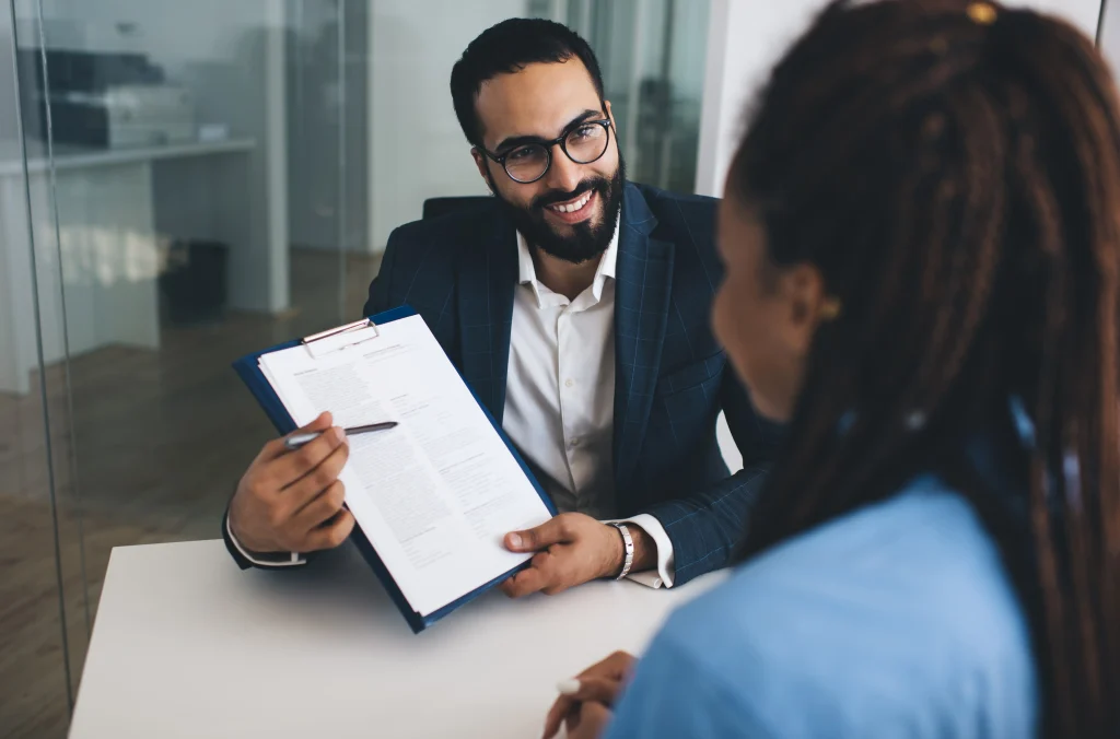 recrutador e candidata na entrevista de emprego