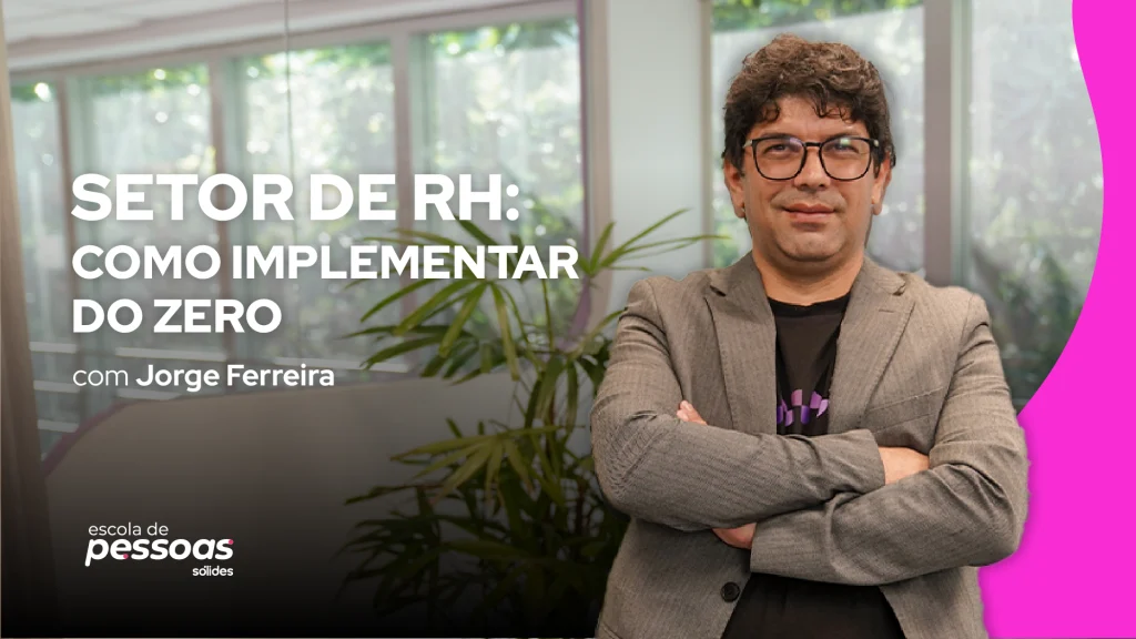 Professor sorri ao lado do título do curso Setor de RH: como implementar do zero