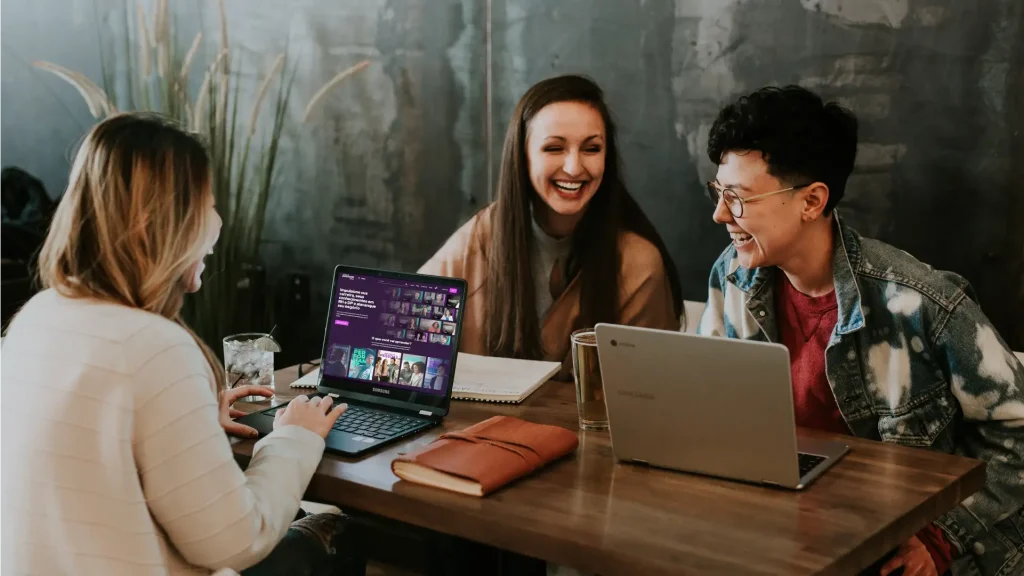 colegas de trabalho sorrindo e felizes na atração de talentos