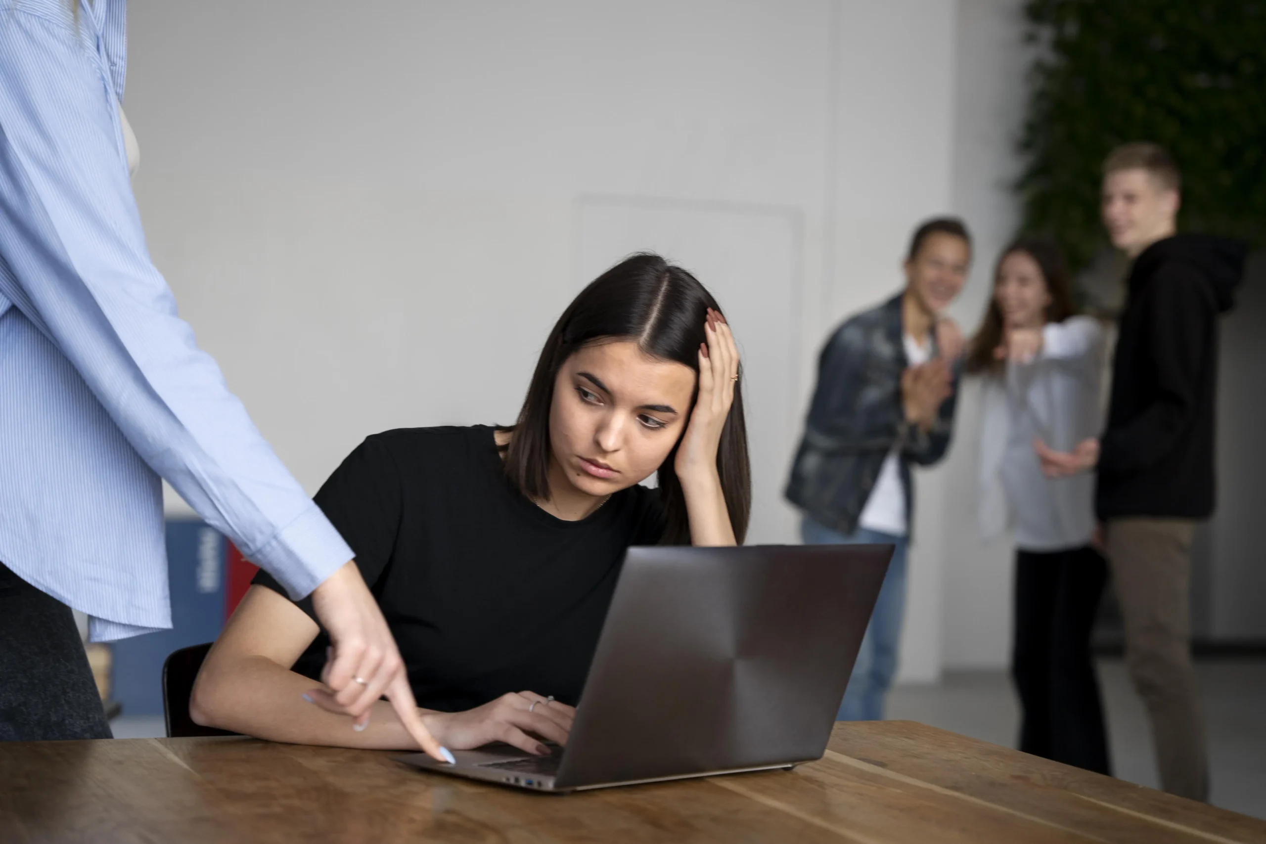 Foto de mulher sofrendo assédio moral no ambiente de trabalho.