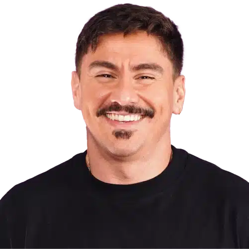 Hector Muniz sorrindo, CMO da Agência Koko, em foto de perfil com fundo transparente.