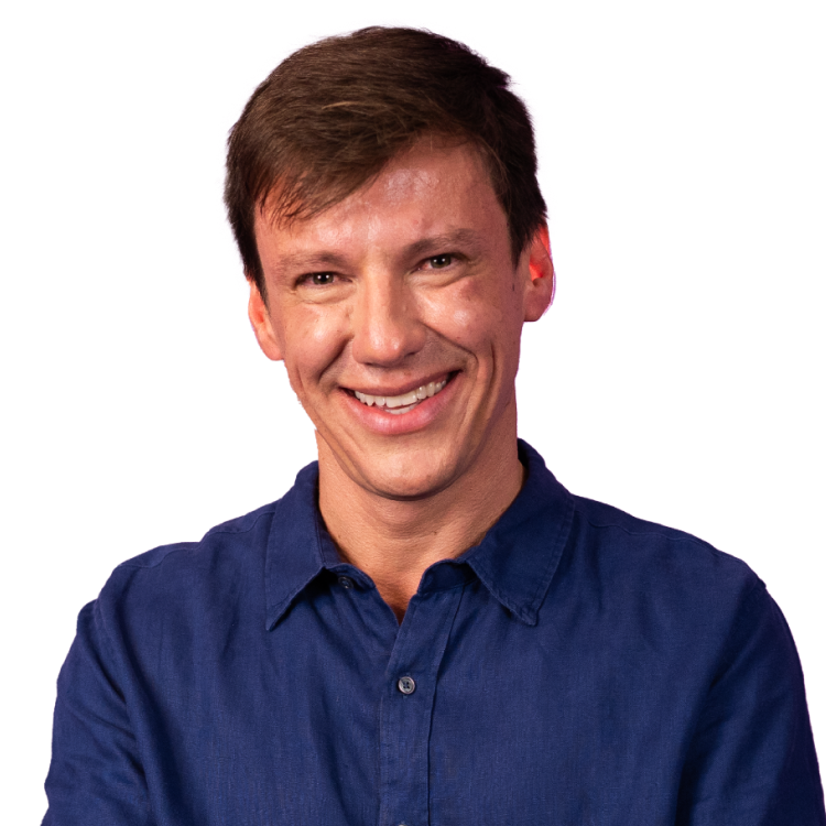 Retrato do palestrante e mentor Felipe Suhre, sorrindo, com cabelo castanho e vestindo uma blusa azul.