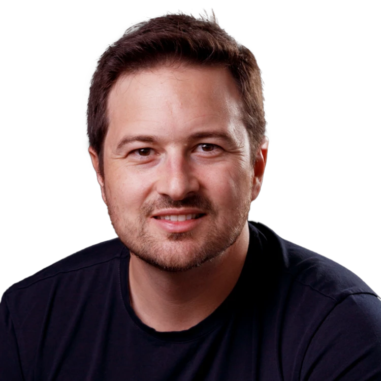 Retrato da CEO Gustavo Pagotto, sorrindo, com cabelo castanho e vestindo uma blusa preta.