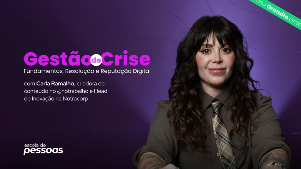 Carla Ramalho, criadora de conteúdo e Head de Inovação, sorrindo e em destaque em um fundo roxo, ao lado do texto "Gestão de Crise: Fundamentos, Resolução e Reputação Digital com Carla Ramalho" e o logo da Escola de Pessoas.