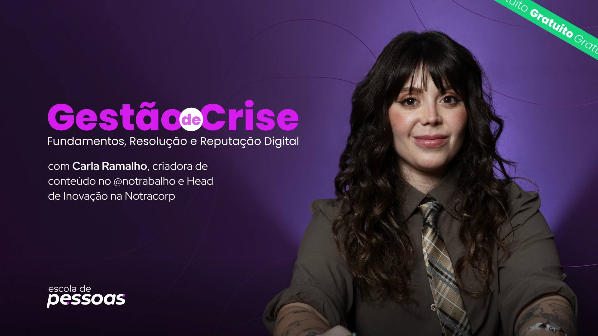 Carla Ramalho, criadora de conteúdo e Head de Inovação, sorrindo e em destaque em um fundo roxo, ao lado do texto "Gestão de Crise: Fundamentos, Resolução e Reputação Digital com Carla Ramalho" e o logo da Escola de Pessoas.