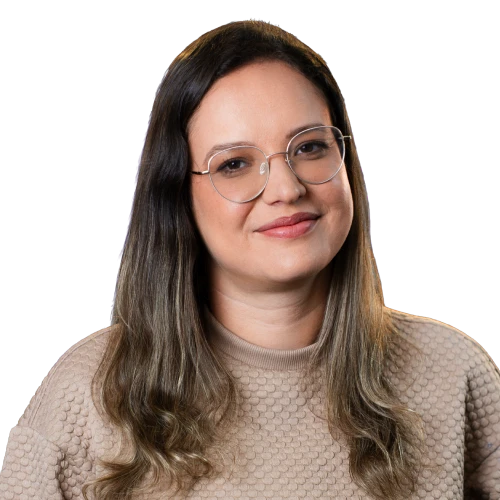 Foto de retrato de Dayanne Rodrigues, mulher sorridente com óculos de grau e cabelo castanho claro, professora na Escola de Pessoas.